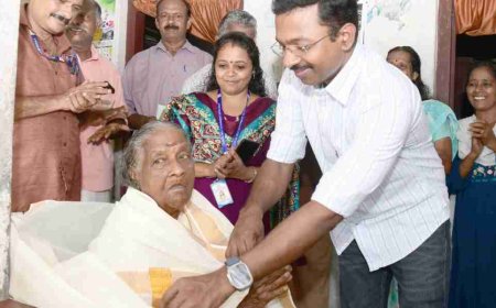 മുതിർന്ന വോട്ടറായ വസുമതിയമ്മയ്ക്ക് ജില്ല ഭരണകൂടത്തിൻ്റെ ആദരം