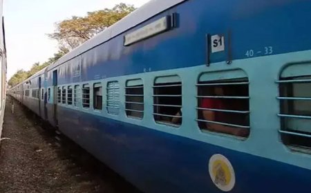 തി​ര​ക്ക് വ​ർ​ധി​ച്ച​തോ​ടെ ഏ​ർ​പ്പെ​ടു​ത്തി​യ സ്പെ​ഷ​ൽ ട്രെ​യി​നു​ക​ളി​ല്‍ അമിത നിരക്ക് ഈടാക്കി റെ​യി​ൽ​വേ