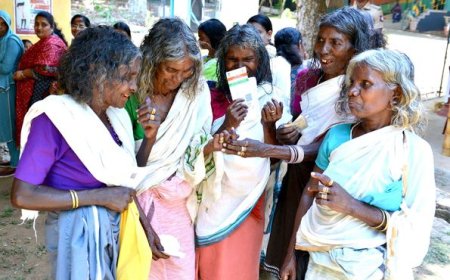 ജനാധിപത്യത്തിന്റെ വോട്ടുത്സവത്തിൽ പങ്കെടുത്ത് ആഹ്ലാദചിത്തരായി കാടിൻെറ മക്കൾ