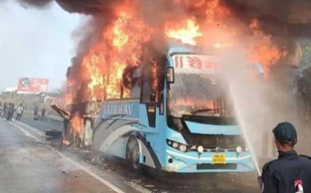 മഹാരാഷ്ട്രയില് തീപിടിച്ച് ബസ് പൂര്ണമായും കത്തിനശിച്ചു