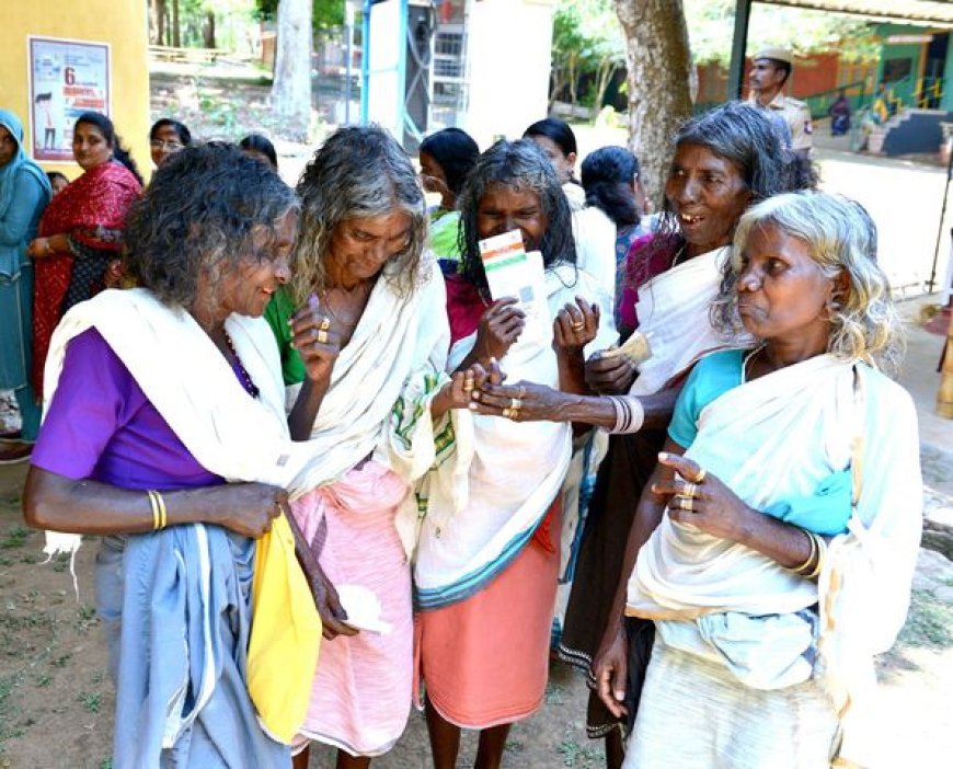 ജനാധിപത്യത്തിന്റെ വോട്ടുത്സവത്തിൽ പങ്കെടുത്ത് ആഹ്ലാദചിത്തരായി കാടിൻെറ മക്കൾ