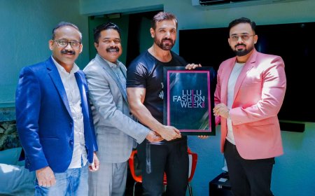 ലുലു ഫാഷൻ വീക്കിന് പാൻ ഇന്ത്യൻ തിളക്കം ; ബോളിവുഡ് താരം ജോൺ എബ്രഹാം ഫാഷൻ വീക്കിന് തുടക്കംകുറിച്ചു