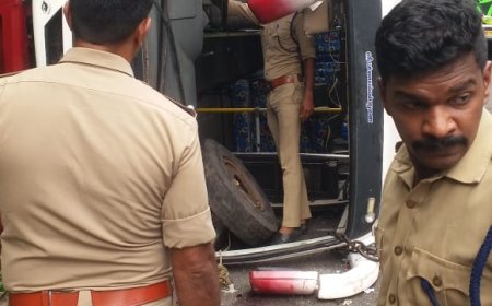 ശ​ബ​രി​മ​ല തീ​ര്‍​ഥാ​ട​ക​ര്‍ സ​ഞ്ച​രി​ച്ച മി​നിബ​സ് നി​യ​ന്ത്ര​ണം​വി​ട്ടു മ​റി​ഞ്ഞ് കു​ട്ടി മ​രി​ച്ചു.