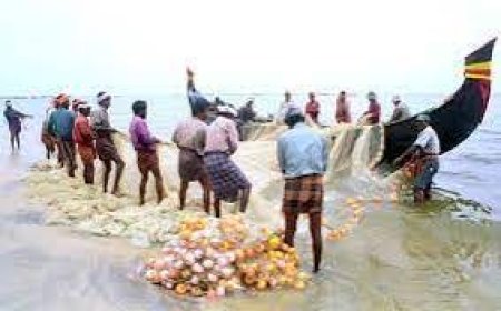 മോശം കാലാവസ്ഥയെ തുടര്ന്ന് മത്സ്യത്തൊഴിലാളികള്ക്ക് ജാഗ്രത നിര്ദേശം