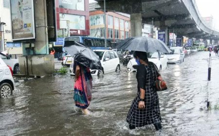 കൊച്ചിയില്‍ കനത്ത മഴയെത്തുടര്‍ന്ന് നഗരത്തില്‍ പലയിടത്തും വെള്ളക്കെട്ട്.