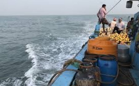 മത്സ്യതൊഴിലാളികള്‍ക്ക് അപകട ഇന്‍ഷുറന്‍സ് പദ്ധതിയില്‍ അംഗമാവാം. ഇൻഷുറൻസ് പരിരക്ഷ 10 ലക്ഷം രൂപ വരെ