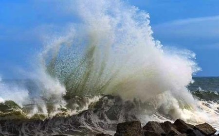 കള്ളക്കടലും ഉയർന്ന തിരമാലയും; കേരള തീരത്ത് ജാഗ്രതാ നിർദേശം