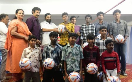 നവകേരള സദസിലെ നിവേദനം; കുട്ടികൾക്ക് ഫുട്‌ബോൾ നൽകി