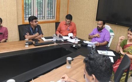 റവന്യു ഉദ്യോഗസ്ഥർ അധികാരപരിധിയിൽ തുടരണം: റവന്യു മന്ത്രി * ദുരന്തനിവാരണത്തിന് ജില്ലകൾക്ക് ഒരു കോടി വീതം അനുവദിച്ചു