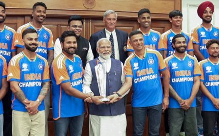 പ്രധാനമന്ത്രിയെ സന്ദര്‍ശിച്ച് ലോകകപ്പ് ജേതാക്കളായ ഇന്ത്യന്‍ടീം