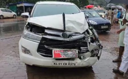 പ്രതിപക്ഷ നേതാവ് വി.ഡി സതീശൻ സഞ്ചരിച്ച കാർ അപകടത്തിൽപ്പെട്ടു
