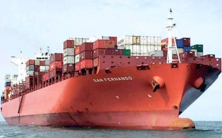 വിഴിഞ്ഞത്ത് ചരിത്രമുഹൂര്ത്തം : വാട്ടര്സല്യൂട്ടോടെ ആദ്യ ചരക്കുകപ്പലായ 'സാൻ ഫെർണാണ്ടോ'യ്ക്ക് സ്വീകരണം