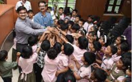 മലപ്പുറം ജില്ലാ കളക്ടര്‍ വി.ആര്‍ വിനോദിന്റെ സ്നേഹ സമ്മാനമായി വളാഞ്ചേരി ജി.എം.എല്‍.പി സ്കൂള്‍ വിദ്യാര്‍ഥികള്‍ക്ക് സൗജന്യ പഠന യാത്ര