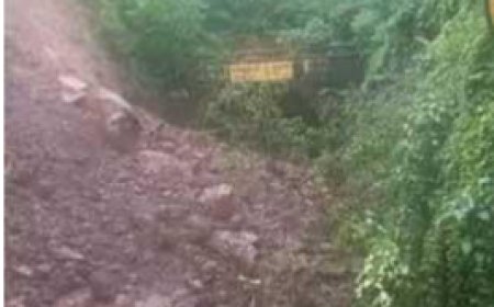 കൊ​ങ്ക​ൺ പാ​ത​യി​ൽ മ​ണ്ണി​ടി​ച്ചി​ൽ; ട്രെ​യി​ൻ ഗ​താ​ഗ​തം വീ​ണ്ടും ത​ട​സ​പ്പെ​ട്ടു