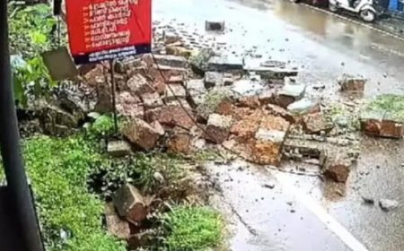 കണ്ണൂരിൽ കുട്ടികളുടെ മുന്നിലേക്ക് മതിലിടിഞ്ഞു വീണു : വലിയ അപകടം ഒഴിവായി