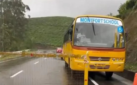 മൂ​ന്നാ​റി​ല്‍ യാ​ത്രാ നി​രോ​ധ​ന​മു​ണ്ടാ​യി​ട്ടും കു​ട്ടി​ക​ളു​മാ​യെ​ത്തി : സ്‌​കൂ​ള്‍ബ​സ് ത​ട​ഞ്ഞ് പോ​ലീ​സ്