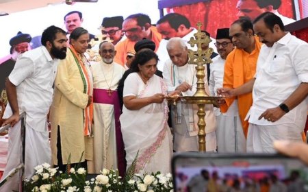 ഉമ്മൻ ചാണ്ടിയുടെ സ്മ​ര​ണ​ക​ളി​ൽ പു​തു​പ്പ​ള്ളി; ക​ബ​റി​ട​ത്തി​ലെ​ത്തി​യ​ത് ആ​യി​ര​ങ്ങ​ള്‍