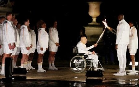 പാരീസ് ഒളിമ്പിക്സ്: ദീപം തെളിച്ച് ടെഡി റൈനറും മറീ ജോസെ പെരക്കും