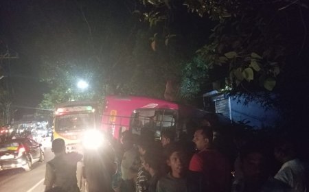 തലയോലപ്പറമ്പ്  വെട്ടിക്കാട്ടുമുക്കിൽ   സ്വകാര്യ ബസ് നിയന്ത്രണം വിട്ട് മറിഞ്ഞു; മുപ്പതോളം പേർക്ക് പരുക്ക്