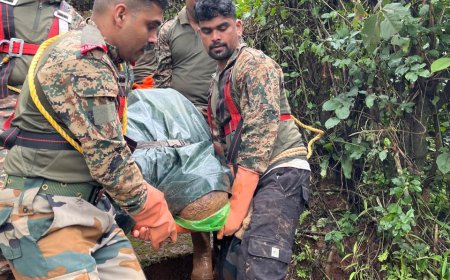 മുണ്ടക്കൈ ഗ്രാമത്തിലെ അവശിഷ്ടങ്ങൾക്കിടയിൽ നിന്ന് സൈന്യം  രണ്ട് മൃതദേഹങ്ങൾ കണ്ടെടുത്തു -VIDEO