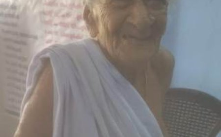 വെള്ള മേൽമുണ്ട് മാത്രം ധരിച്ച് ഊന്നുവടിയുമായി പരസഹായമില്ലാതെ 105 വയസ്സുള്ള സുന്ദരി അമ്മൂമ്മ! കൗതുകത്തോടെ അക്ഷയ ജീവനക്കാരും നാട്ടുകാരും.