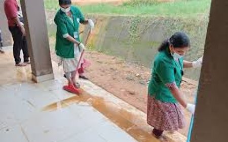 മുണ്ടക്കൈ ചൂരല്‍മല ഉരുള്‍പ്പൊട്ടല്‍ ദുരന്തവുമായി ബന്ധപ്പെട്ട് ആരംഭിച്ച വിവിധ ക്യാമ്പുകളില്‍ ഭക്ഷണം പാകം ചെയ്ത് അയല്‍ക്കൂട്ട അംഗങ്ങള്‍