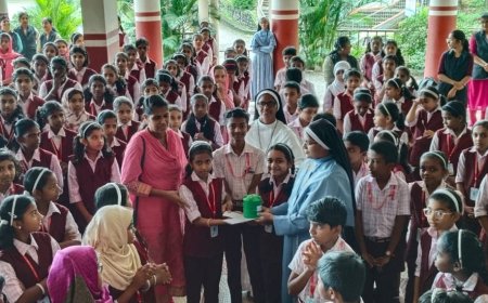 വയനാട് ദുരന്തഭൂമിയിൽ  ഭവനം നിർമ്മിക്കാൻ    കുടുക്ക പൊട്ടിച്ചും എരുമേലി  നിർമ്മല സ്കൂൾ കുട്ടികൾ