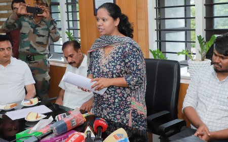 ചൂരൽമല രക്ഷാപ്രവർത്തനത്തിനുശേഷം തിരിച്ചു പോകുന്ന സൈനികർക്ക് കളക്ടറേറ്റിൽ നൽകിയ യാത്രയയപ്പ്