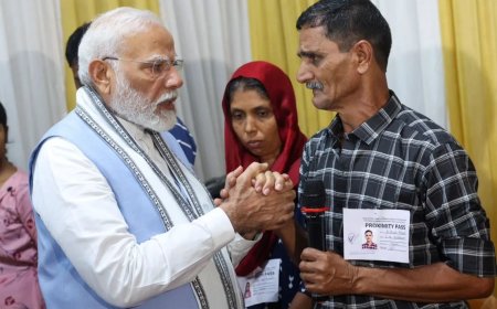 ക്യാമ്പുകളിലും ആശുപത്രിയിലും  ദുരന്തബാധിതരെ ചേര്‍ത്തു പിടിച്ചു പ്രധാനമന്ത്രി  നരേന്ദ്രമോദി