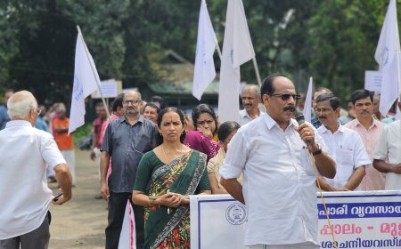 റോഡ് നന്നാക്കാൻ വ്യാപാരികൾ കടകൾ അടച്ചു  ധർണ നടത്തി