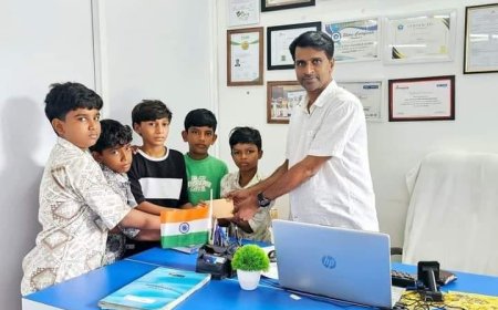 പന്തിനായി പിരിച്ചതുക മുഖ്യമന്ത്രിയുടെ വയനാട് നിധിയിലേക്ക് കൈമാറി കുട്ടികൾ ,കുട്ടികൾക്ക് പുതിയ പന്ത് വാങ്ങി നൽകി അക്ഷയ സംരംഭകൻ