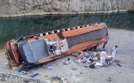 പാകിസ്ഥാനിലെ ബലൂചിസ്ഥാനിലുണ്ടായ ഭീകരാക്രമണത്തിൽ 23 പേർ കൊല്ലപ്പെട്ടു.