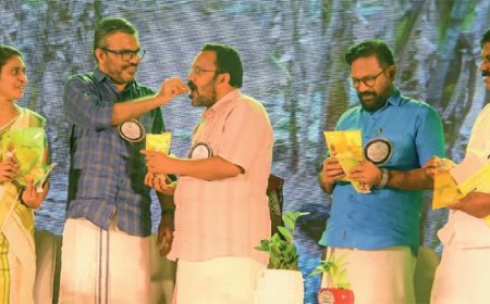 ഓണാഘോഷത്തിന് രുചി പകരാൻ കുടുംബശ്രീ ‘ഫ്രഷ് ബൈറ്റ്‌സ്‌’ ; ചിപ്‌സും ശർക്കര വരട്ടിയും പുറത്തിറക്കി