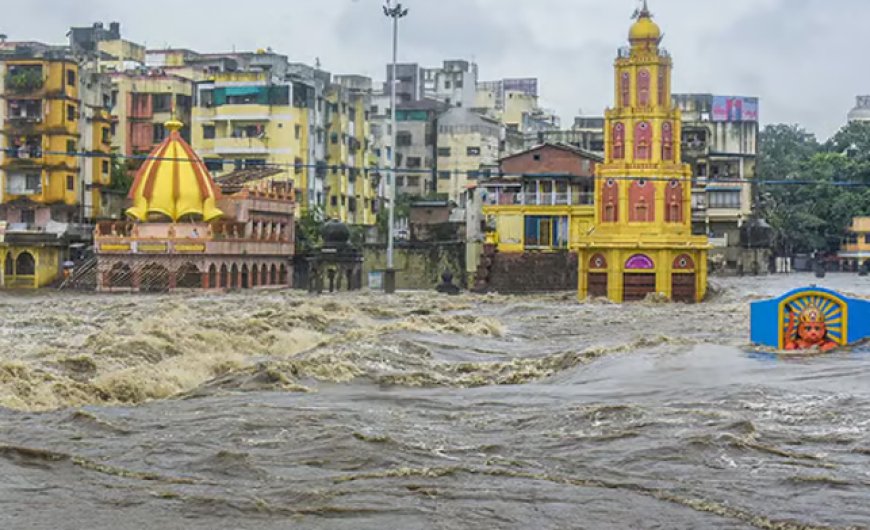 കനത്ത മഴ തുടരുന്ന സാഹചര്യത്തിൽ മഹാരാഷ്ട്രയിലെ നാസിക്കിൽ വെള്ളപ്പൊക്കം.