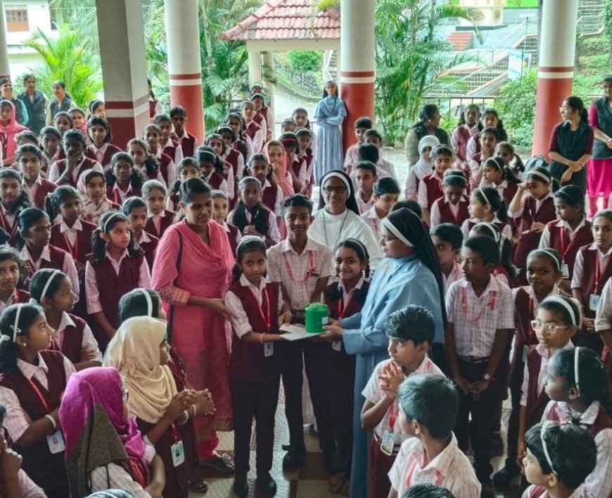 വയനാട് ദുരന്തഭൂമിയിൽ  ഭവനം നിർമ്മിക്കാൻ    കുടുക്ക പൊട്ടിച്ചും എരുമേലി  നിർമ്മല സ്കൂൾ കുട്ടികൾ