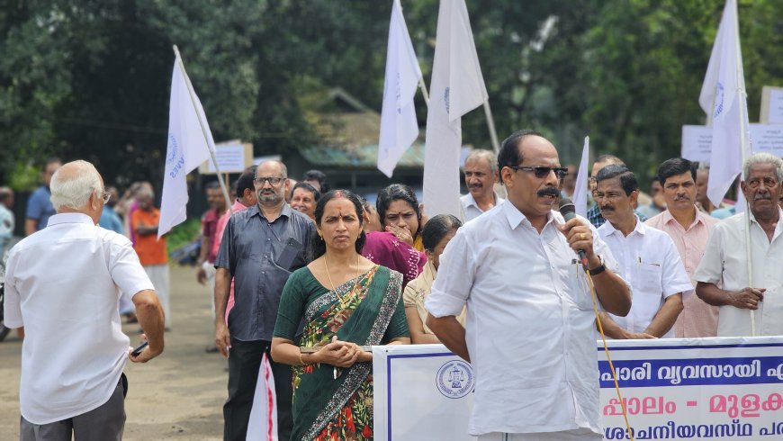 റോഡ് നന്നാക്കാൻ വ്യാപാരികൾ കടകൾ അടച്ചു  ധർണ നടത്തി