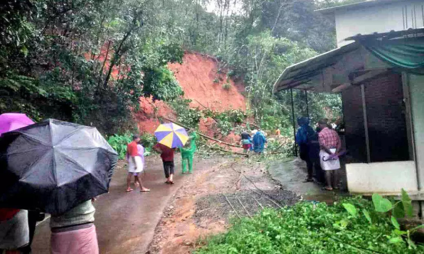 പാലക്കാട് കാ​ഞ്ഞി​ര​പ്പു​ഴ-​പാ​ല​ക്ക​യം റോ​ഡി​ൽ മ​ണ്ണി​ടി​ഞ്ഞ് ഗ​താ​ഗ​തം ത​ട​സ്സ​പ്പെ​ട്ടു