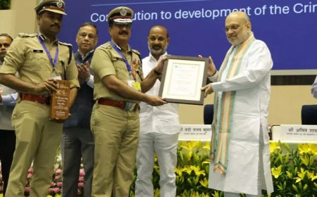 ഓൺലൈൻ അതിക്രമം തടയൽ: സംസ്ഥാന പൊലീസ് മേധാവി പുരസ്കാരം ഏറ്റുവാങ്ങി