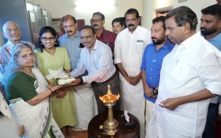 ഉത്രാടക്കിഴി  കൈമാറി