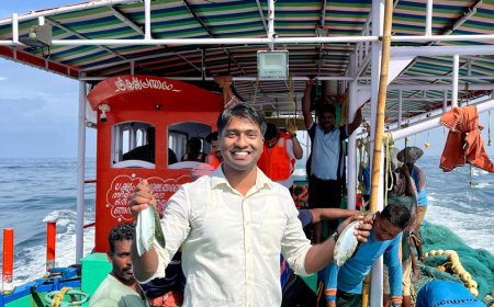 ഉത്രാട ദിനത്തിൽ മത്സ്യത്തൊഴിലാളികൾക്കൊപ്പം മീൻ പിടിക്കാൻ പങ്കാളിയായി ജില്ലാ കലക്ടർ