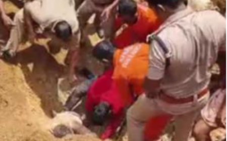 നെ​യ്യാ​റ്റി​ൻ​ക​ര​യി​ൽ മ​ണ്ണി​ന​ടി​യി​ല്‍ കു​ടു​ങ്ങി​ക്കി​ട​ന്ന​യാ​ളെ ര​ക്ഷ​പ്പെ​ടു​ത്തി