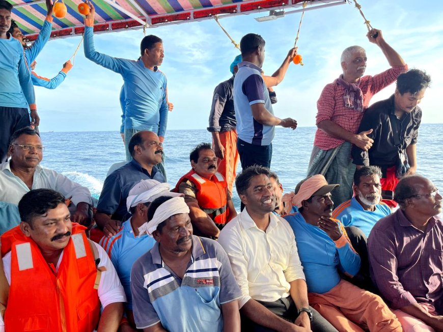 ഉത്രാട ദിനത്തിൽ മത്സ്യത്തൊഴിലാളികൾക്കൊപ്പം മീൻ പിടിക്കാൻ പങ്കാളിയായി ജില്ലാ കലക്ടർ