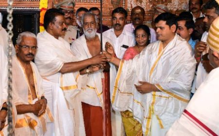 പത്മനാഭപുരം കൊട്ടാരത്തിൽ ഉടവാൾ കൈമാറി; നവരാത്രി എഴുന്നള്ളത്തിന് ഭക്തിനിർഭര തുടക്കം