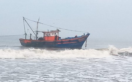 കാസർഗോഡ്  നീലേശ്വരം അഴിത്തലയിൽ ബോട്ട് മറിഞ്ഞ് ഒരാൾ മരിച്ചു. 2 പേർക്ക് ഗുരുതര പരിക്ക്