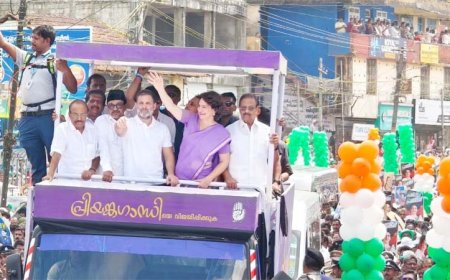 പ്രി​യ​ങ്ക​യ്ക്ക്  ഊ​ഷ്മ​ള വ​ര​വേ​ല്‍​പ്പ്; ക​ള​ക്‌​ട്രേ​റ്റി​ലേ​ക്ക് റോ​ഡ് ഷോ