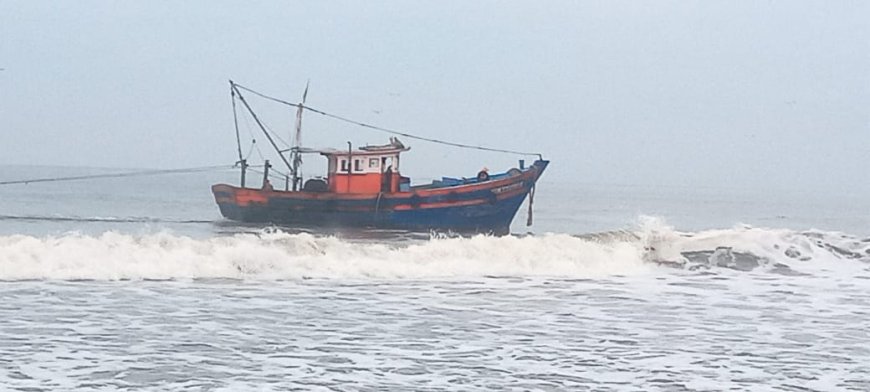 കാസർഗോഡ്  നീലേശ്വരം അഴിത്തലയിൽ ബോട്ട് മറിഞ്ഞ് ഒരാൾ മരിച്ചു. 2 പേർക്ക് ഗുരുതര പരിക്ക്