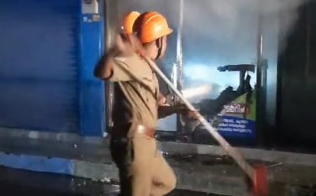 കാഞ്ഞങ്ങാട് ടൗണിൽ അക്ഷയ കേന്ദ്രത്തിന്  സമീപത്തെ പർദ്ദ കടക്ക് തീ പിടിച്ചു