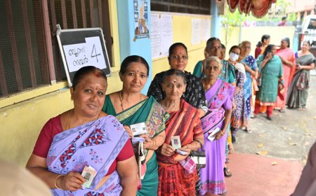 പാലക്കാട് പോളിങ് തുടരുന്നു : ആദ്യ മണിക്കൂറിൽ മികച്ച പോളിങ്