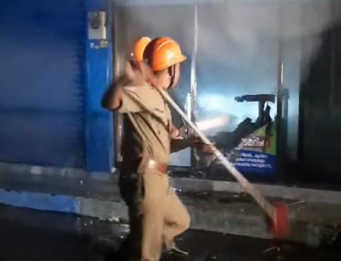 കാഞ്ഞങ്ങാട് ടൗണിൽ അക്ഷയ കേന്ദ്രത്തിന്  സമീപത്തെ പർദ്ദ കടക്ക് തീ പിടിച്ചു