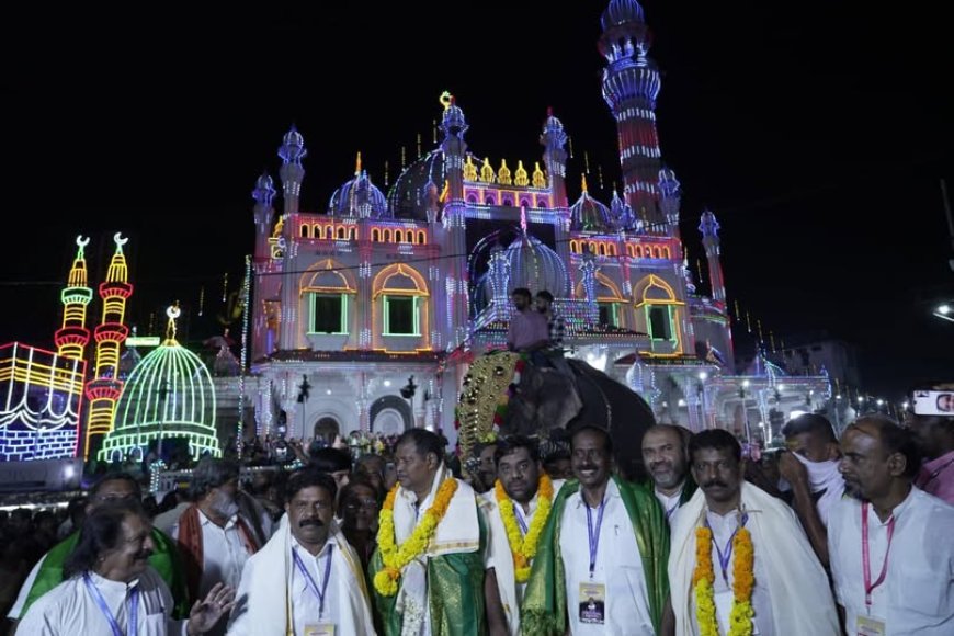 എ​രു​മേ​ലി ച​ന്ദ​ന​ക്കു​ടാ​ഘോ​ഷം കാ​ണാ​ൻ എ​ത്തി​യ​ത് ആ​യി​ര​ങ്ങ​ൾ